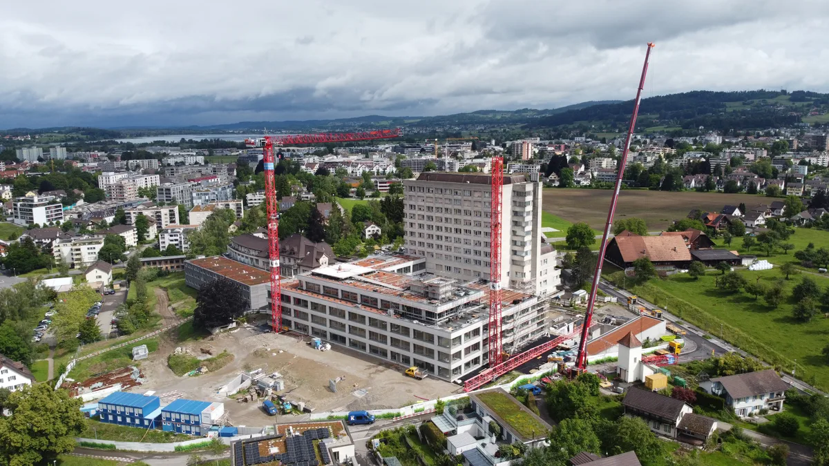 Ein Luftbild vom Spital Wetzikon. 